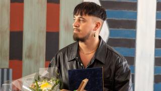 Käärijä vastaanottamassa Vantaa-mitalia. 