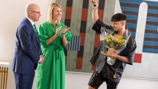 Käärijä saa avaimet uuteen kotiin. 