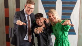 Kuvassa kaupunginvaltuuston puheenjohtaja Antti Lindtman, artisti Käärijä eli Jere Pöyhönen ja kaupunginhallituksen puheenjohtaja Sari Multala katsovat hymyillen kameraan ja jäljittelevät Käärijän euroviisukappaleen tanssiliikkeitä.