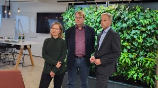 Kuvassa vasemmalta oikealle: Vastuullisuuskonsultti Eveliina Varis, Ympäristökeskuksen ympäristöpäällikkö Jari Viinanen ja Tilakeskusjohtaja Pekka Wallenius. 
