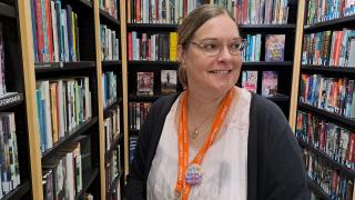 Kirjastonhoitaja Charlotta Panzera ruotsinkielisellä kirjaosastolla