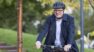 Kaupunginjohtaja Pekka Timonen pyöräilemässä.