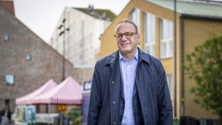 Kaupunginjohtaja Pekka Timonen Tikkurilassa kaupungintalon edessä.