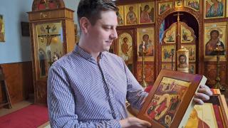 Ilja Domnin katselee pääsiäisikonia