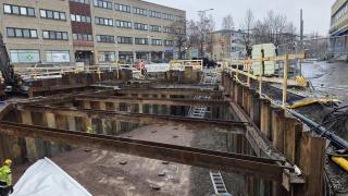 Ponttiseinää ja rakenteita risteysalueella.