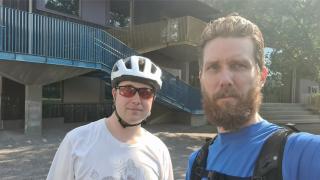 Varhaiskasvatusjohtaja Mikko Mäkelä ja kiinteistöjohtaja Antti Kari Vaaralanpuiston päiväkodin edessä.