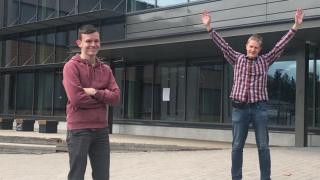 Vuoden 2021 taloustaitokilpailun toiselle sijalle yltänyt Lauri Manner-Raappana ja taustalla historian ja yhteiskuntaopin opettaja Yrjö Kaimio.  