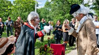 Håkansbölen kartanopuiston avajaisissa oli vieraana "Kustaa III".