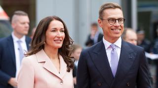 Presidenttipari. Oikealla Tasavallan presidentti Alexander Stubb ja vasemmalla hänen puolisonsa Suzanne Innes-Stubb. 