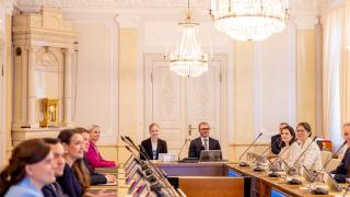 Annika Mikkosen päivä pääministerinä. Mikkonen istuu pöydän ääressä muiden ministereiden kanssa.