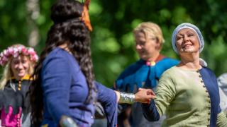 Ihmisiä Helsingan keskiaikapäivää viettämässä