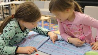 koululaiset auttavat tosiaan käsitöissä