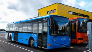 Kaksi linja-autoa pysäköitynä Ojangon bussivarikolle.