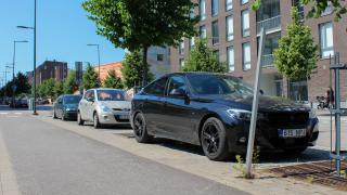 Kadun varteen pysäköityjä autoja Kivistössä.