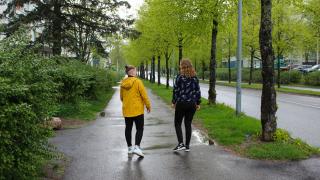 Kävelijöitä kadulla