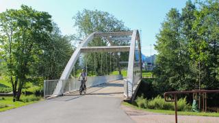 Pyöräilijä sillalla