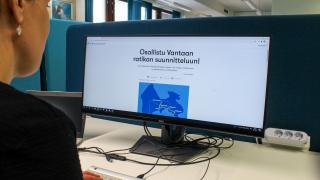 Ihminen katsoo ratikan verkkosivustoa