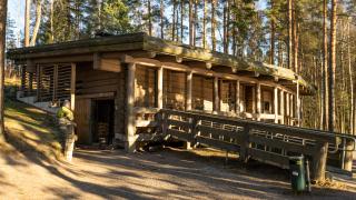 Kuusijärven savusauna kesällä.