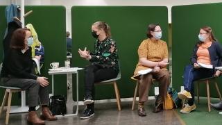 Aina oppiva Vantaa -verkoston jäseniä Tikkurilan kirjastolla pidetyssä keskustelutilaisuudessa.