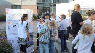 Ihmisiä Alueen päivä -tapahtumassa.