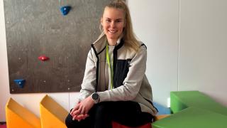 Varhaiskasvatuksen opettaja Annika Pakarinen poseeraa kameralle.