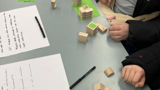 Nuoria arkkitehtuurityöpajassa.