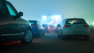 Autoja Drive-in-elokuvanäytöksessä.