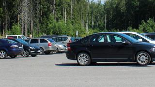 Autoja pysäköitynä pysäköintialueella.