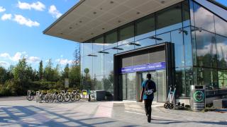 Aviapoliksen aseman eteläinen sisäänkäynti.