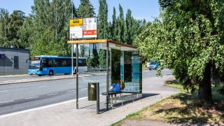 Lapsi istuu odottamassa linja-autoa Vaskivuoren bussipysäkillä.