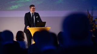 Antti Lindtman puhujapöntössä Vantaan elinkeinopäivillä.