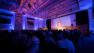 Vantaan elinkeinopäivä 2022. Paljon yleisöä ja lavalla on ministeri Tytti Tuppurainen.