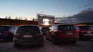 Autoja Drive-in-elokuvanäytöksessä.
