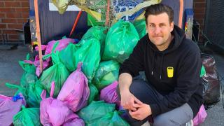 Eino Oinio ja kerättyjä roskasäkkejä. 