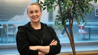 Elisa Lampinen hymyilee ja katsoo kameraan.