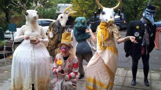 Ihmiseläimiksi pukeutuneita taiteilijoita.