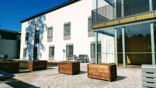 Uusi valkoinen kaksikerroksinen palveluasumisen yksikkö. 