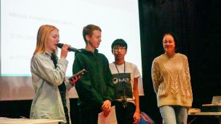 Neljä oppilasta Vernissan lavalla.