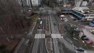 Ilmakuva Hakunilantiestä jossa oikealla Hakunilan ostoskeskus ja paikoitusalue ja vasemmalla näkyy puita ja kerrostaloja.