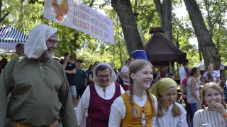 Ihmisilla on keskiaikapukuja päällä.