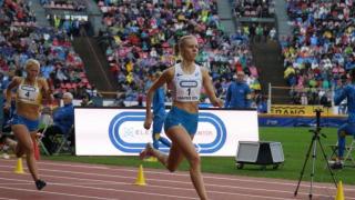 Hilla Uusimäki aitajuoksukisassa.