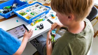 Lapsi rakentaa legoilla