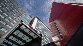 Korkeita rakennuksia sinistä taivasta vasten.