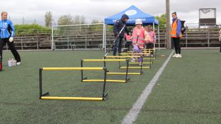 Lapsia Vantaan hiihtoseuran pisteellä kokeilemassa estejuoksua.