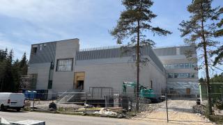 Aviapoliksen lukiorakennus ulkoapäin, työmaakuva 6/2026.