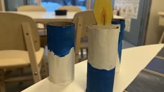 Vessapaperirullista askarreltuja itsenäisyyspäivän kynttilöitä.