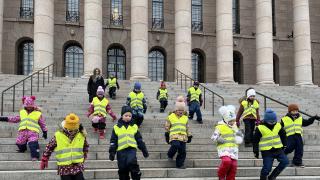 Eskarilaiset astelevat alas Eduskuntatalon portaita.