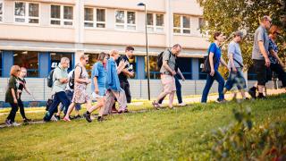 Joukko ihmisiä historiakävelyllä.