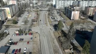 Hakunilantien katunäkymässä kerrostaloja ja paikoitusalueet ilmasta kuvattuna.