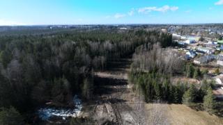 Ilmakuva Vaaralasta, jossa metsää ja metsästä kaadettu puut tulevan Rivieranraition raitiokatuyhtyden kohdalta.